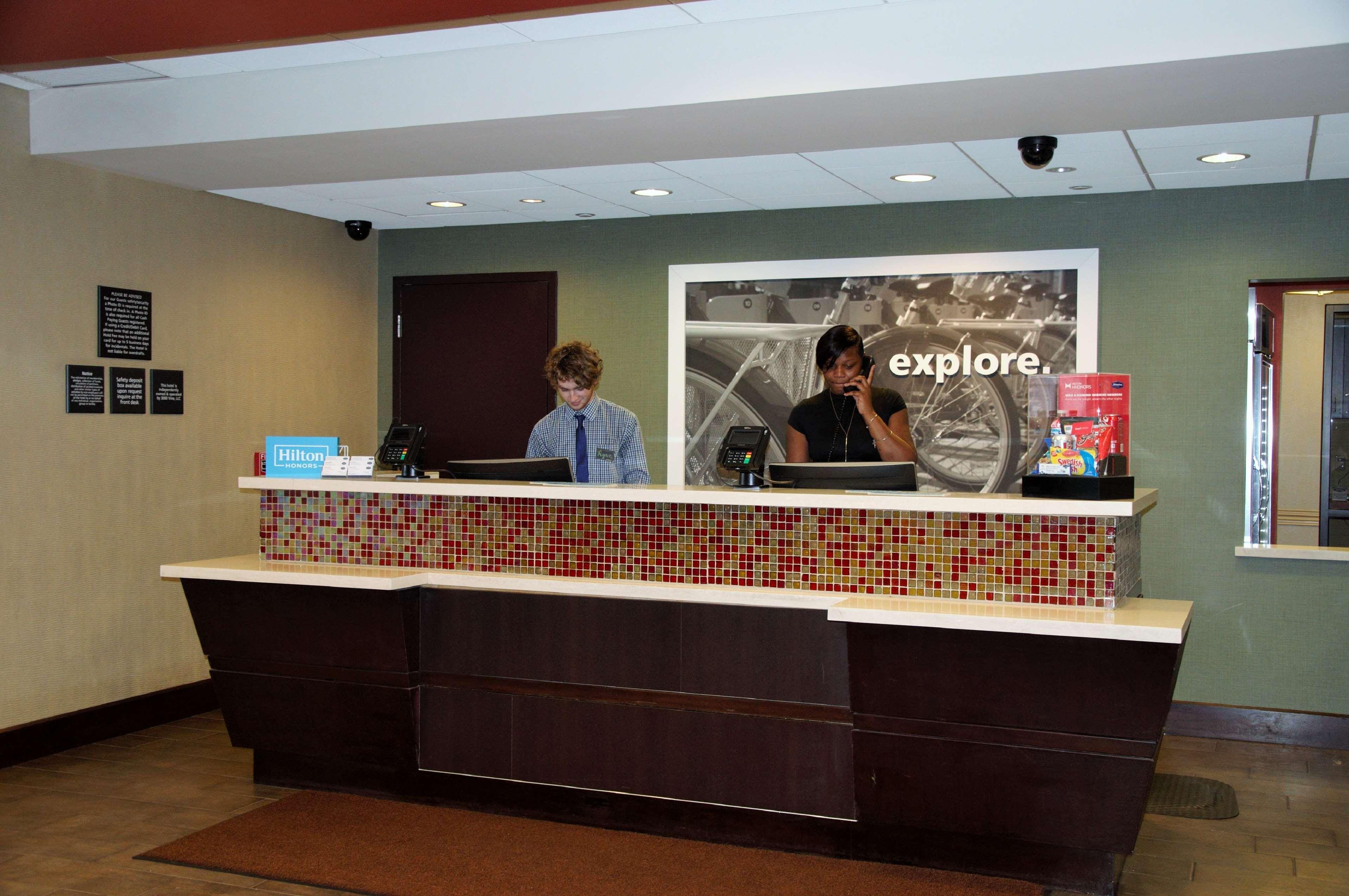 Hampton Inn & Suites Cincinnati / Uptown - University Area Exteriör bild