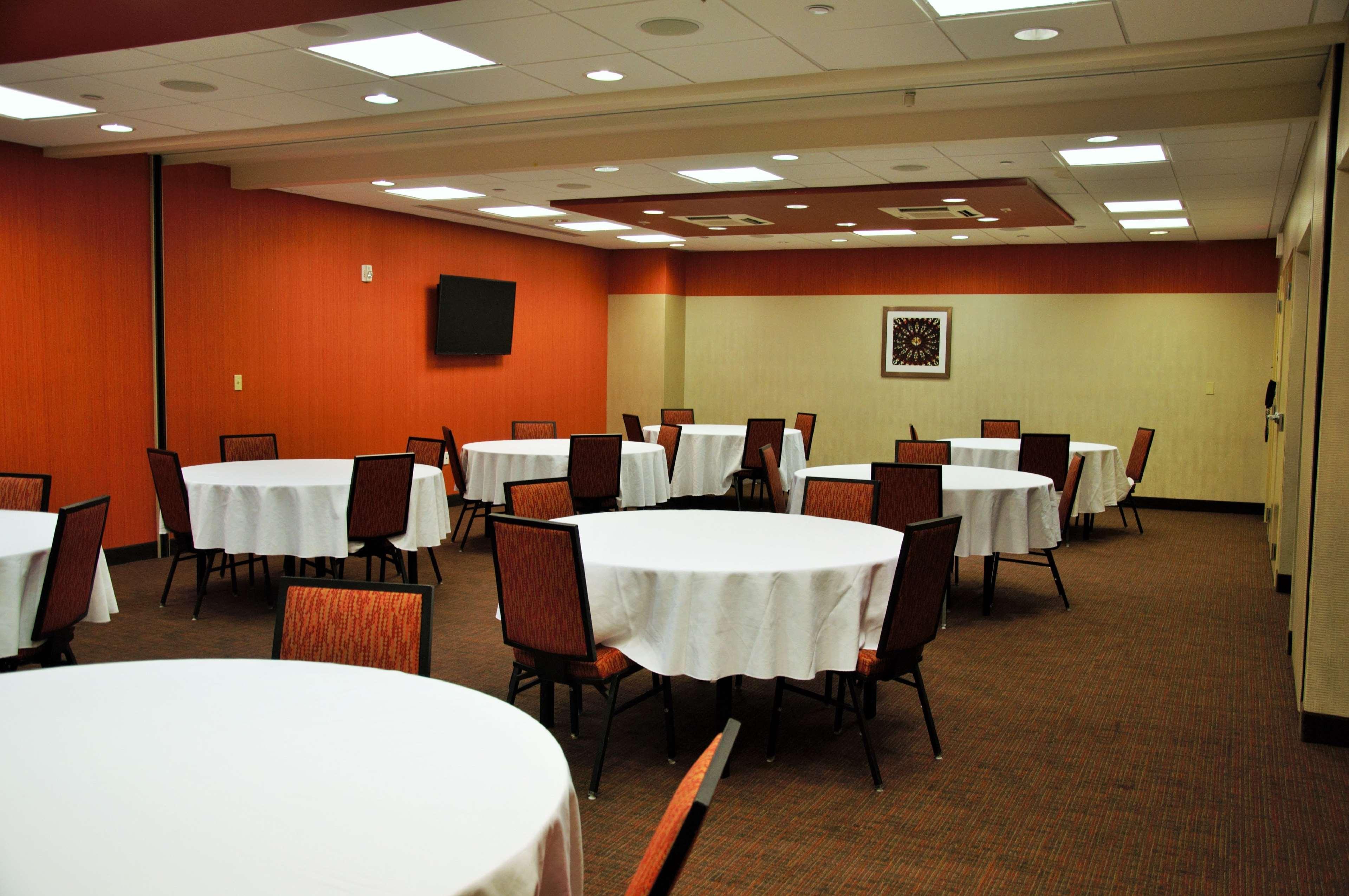 Hampton Inn & Suites Cincinnati / Uptown - University Area Exteriör bild