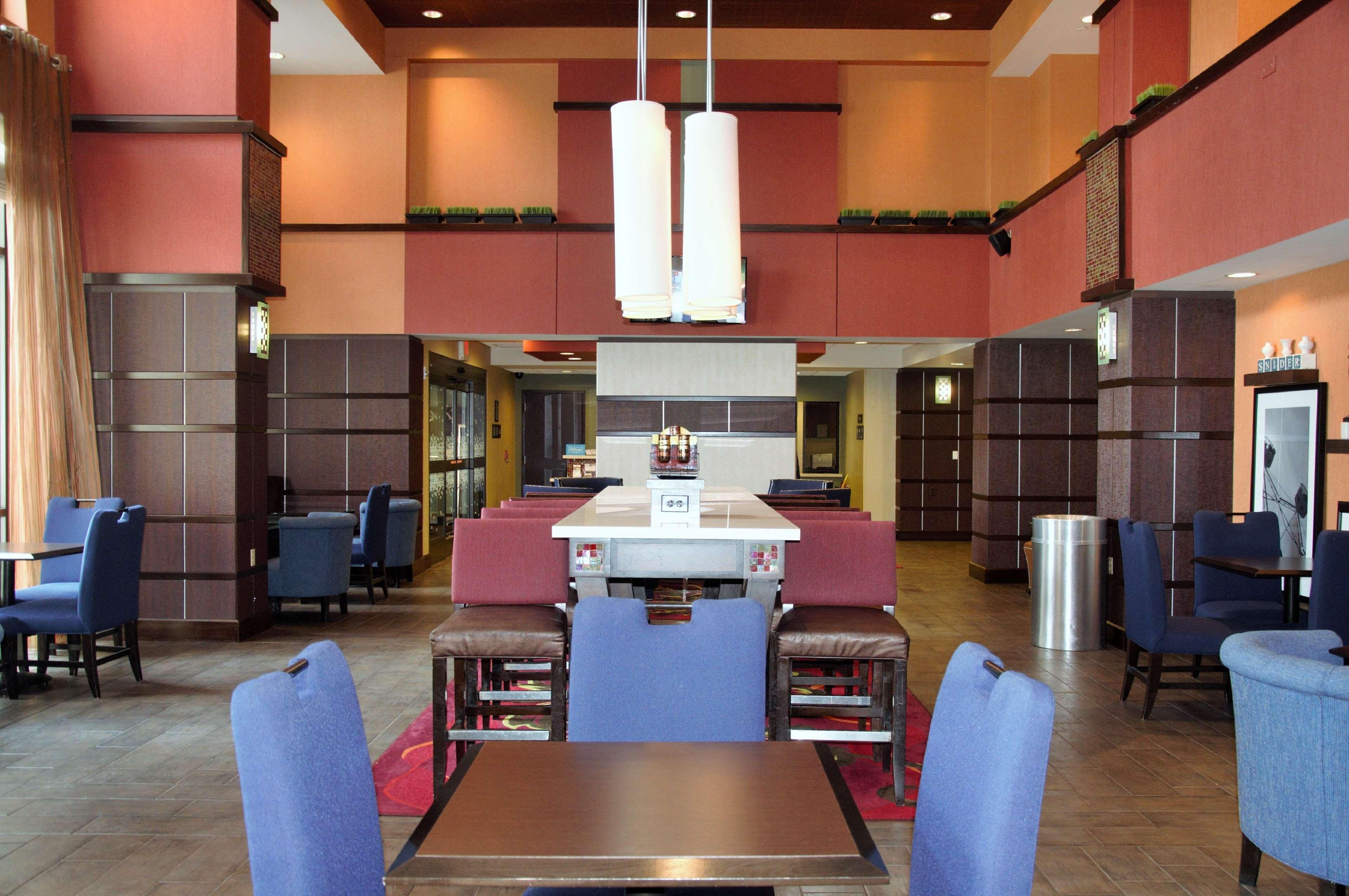 Hampton Inn & Suites Cincinnati / Uptown - University Area Exteriör bild