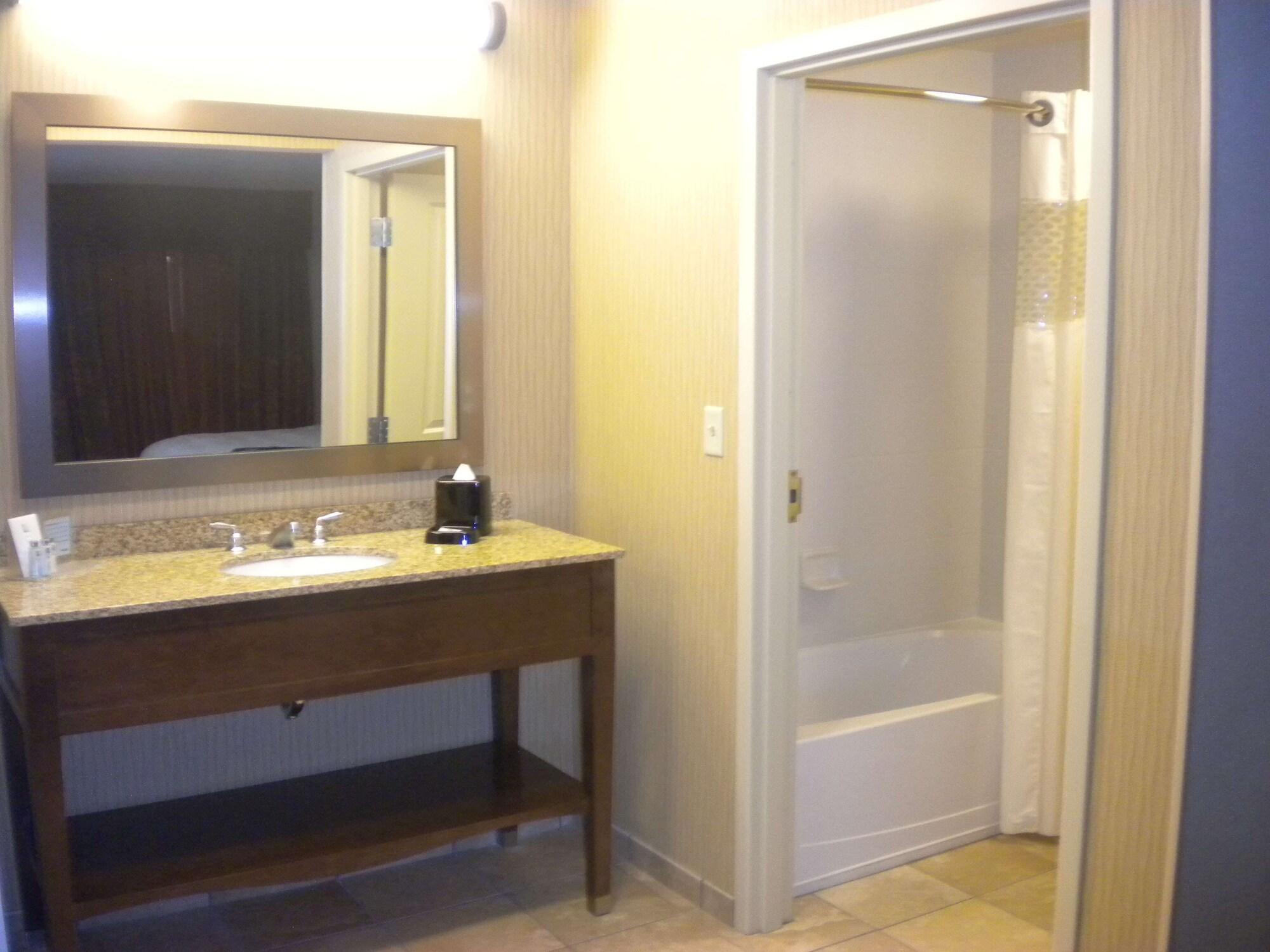 Hampton Inn & Suites Cincinnati / Uptown - University Area Exteriör bild
