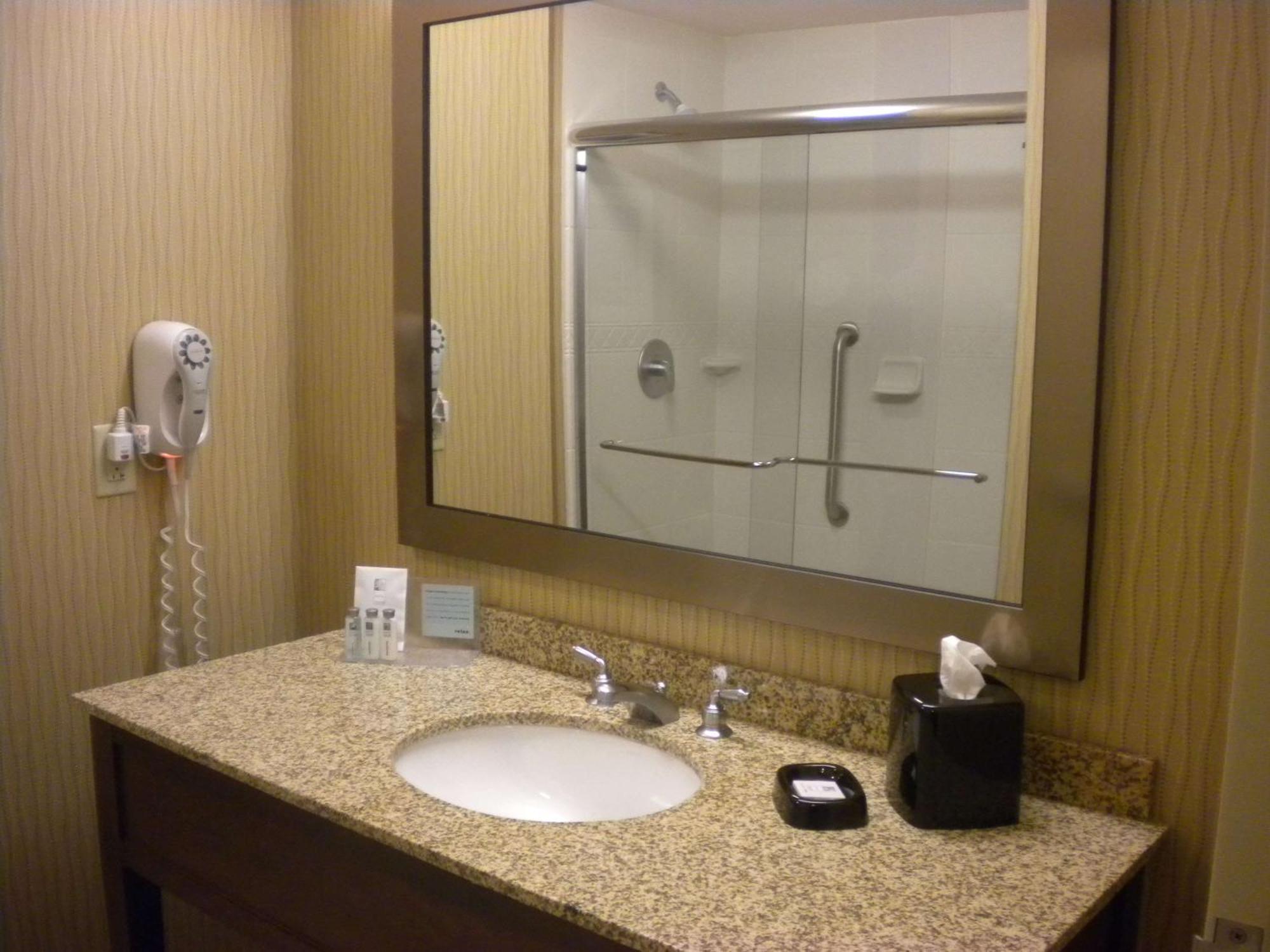 Hampton Inn & Suites Cincinnati / Uptown - University Area Exteriör bild