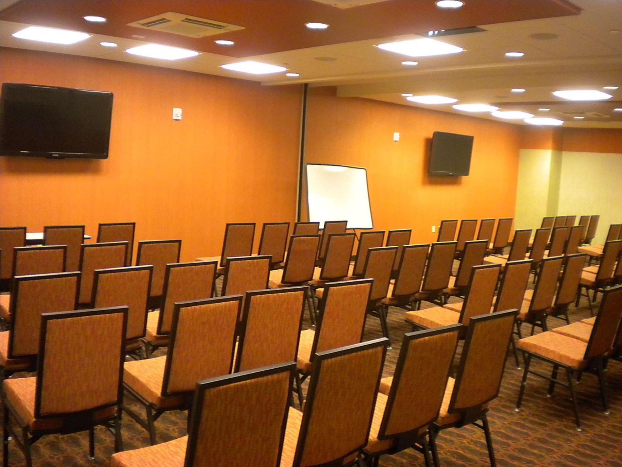 Hampton Inn & Suites Cincinnati / Uptown - University Area Exteriör bild